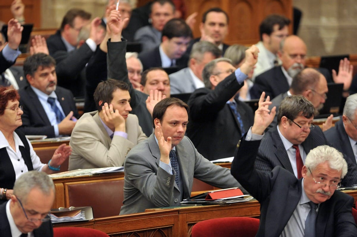 A kormány két évéről vitázik jövő csütörtökön a parlament
