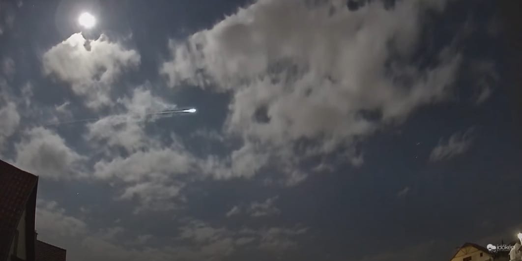 Videón, ahogy zöldes fényű tűzgömb szelte át az eget múlt éjjel