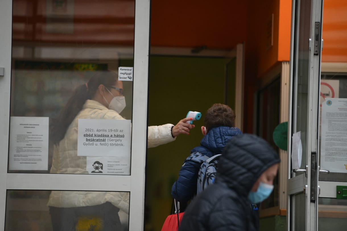 Magyar kutatók leírták, hogy lehet megelőzni egy súlyos járványt és az országos lezárásokat