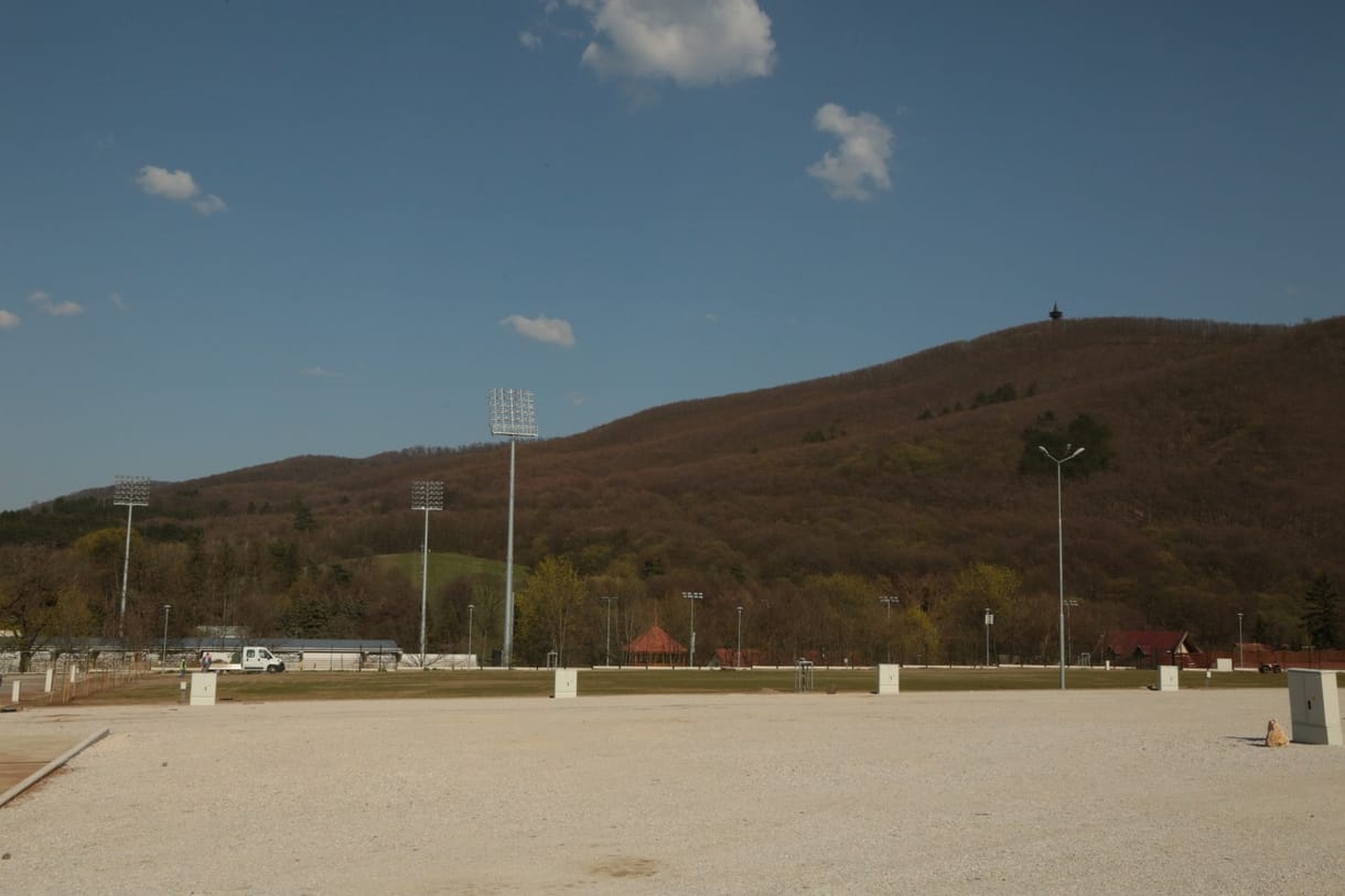 Békésen megbújik a fák közt a szilvásváradi lovasstadion, csak azok a reflektorok ne lennének
