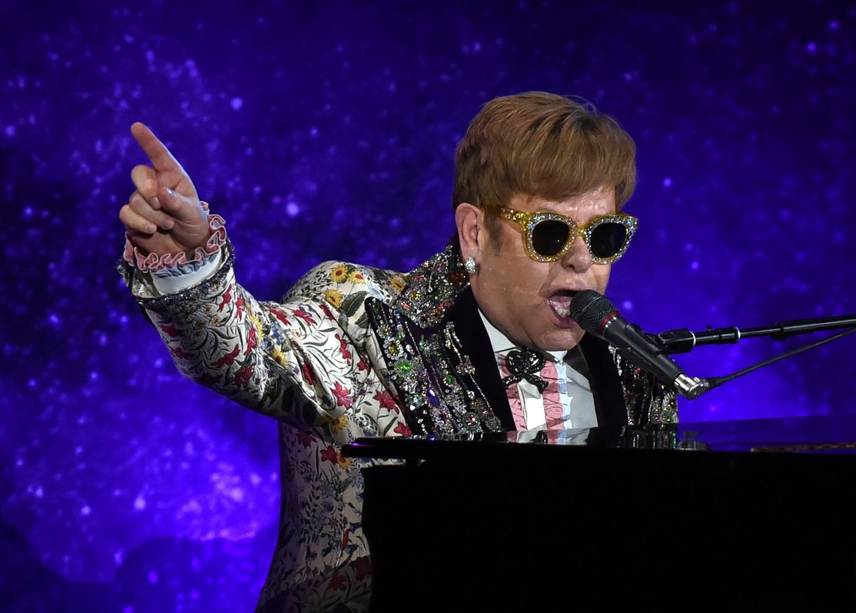 Elton John visszavonul