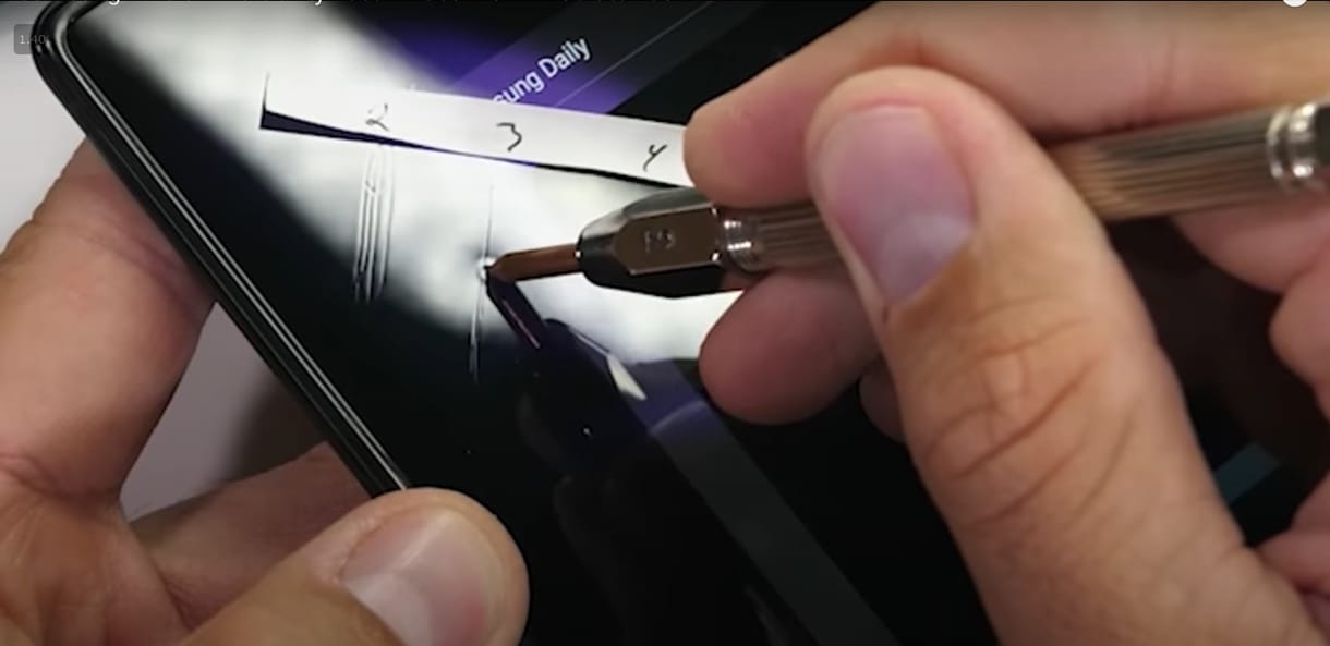 Karcolták, égették, törték: így bírta a strapát a Galaxy Z Fold2 – videó