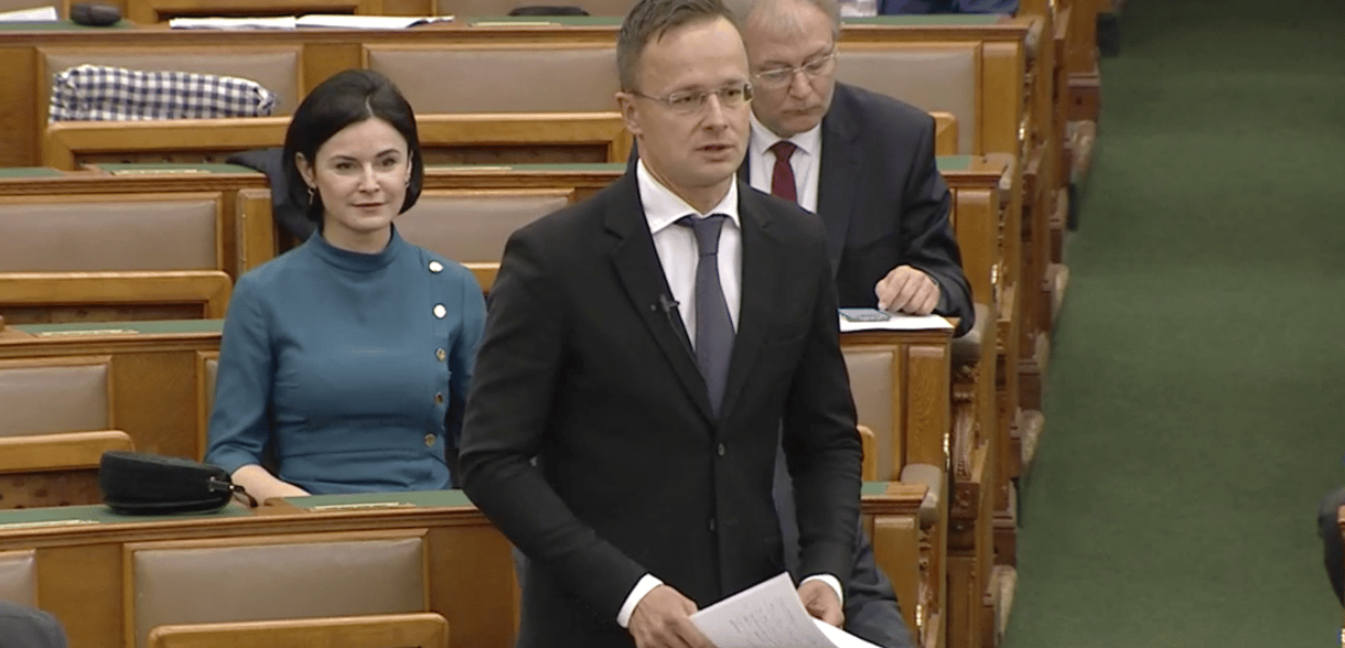 Szijjártó szerint olyan lélegeztetőgépeket hoztak be, amilyet az egészségügy kért
