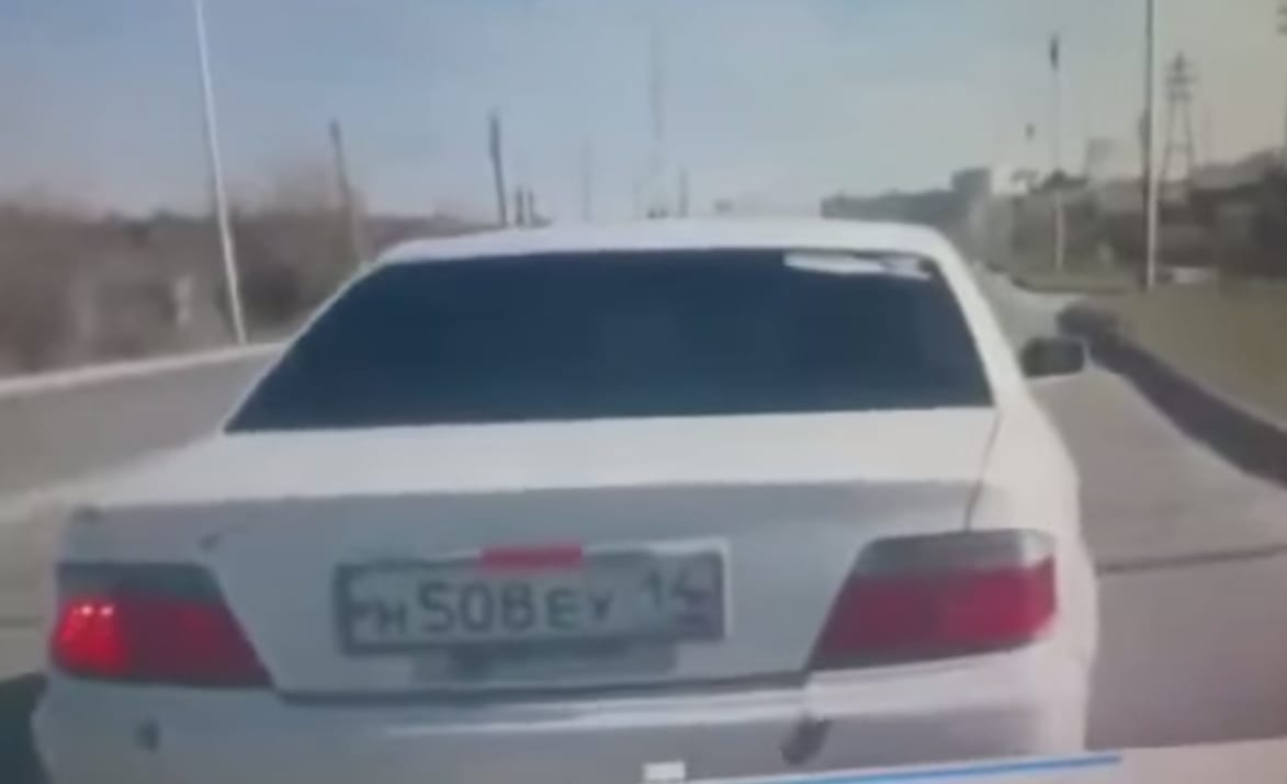 Karma, ha utolér: ilyen, amikor egy keménykedő sofőr csúnyán megszívja – videó