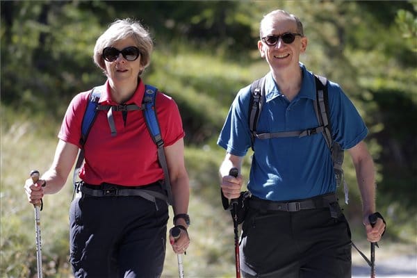 Túrázás közben kapták le a nyaraló brit kormányfőt - fotók