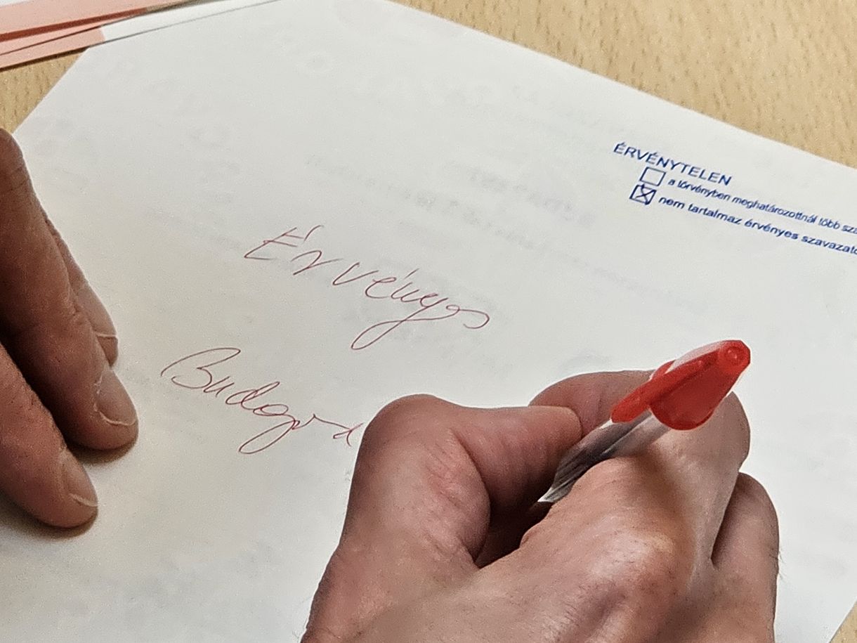 Így zajlik a szavazatok újraszámlálása – helyszíni beszámoló