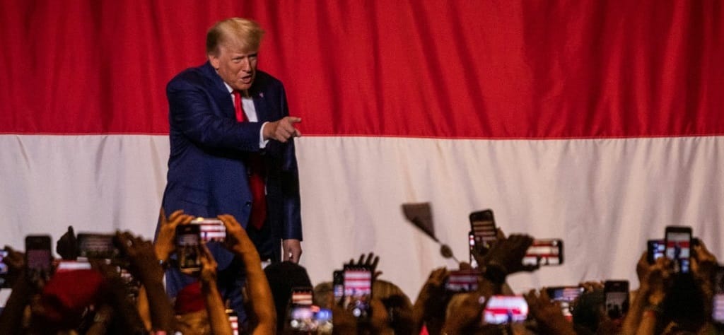 A republikánus előválasztás legfontosabb szavazási napja előtt egy nappal kell Trumpnak bíróság elé állnia a január 6-ai puccskísérlet miatt