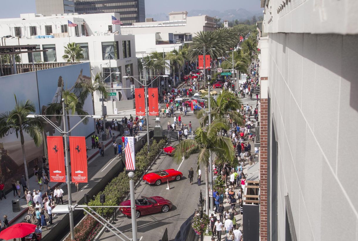 Ezer verda gyűlt össze a Beverly Hills-i Ferrari-dili alkalmából - videó