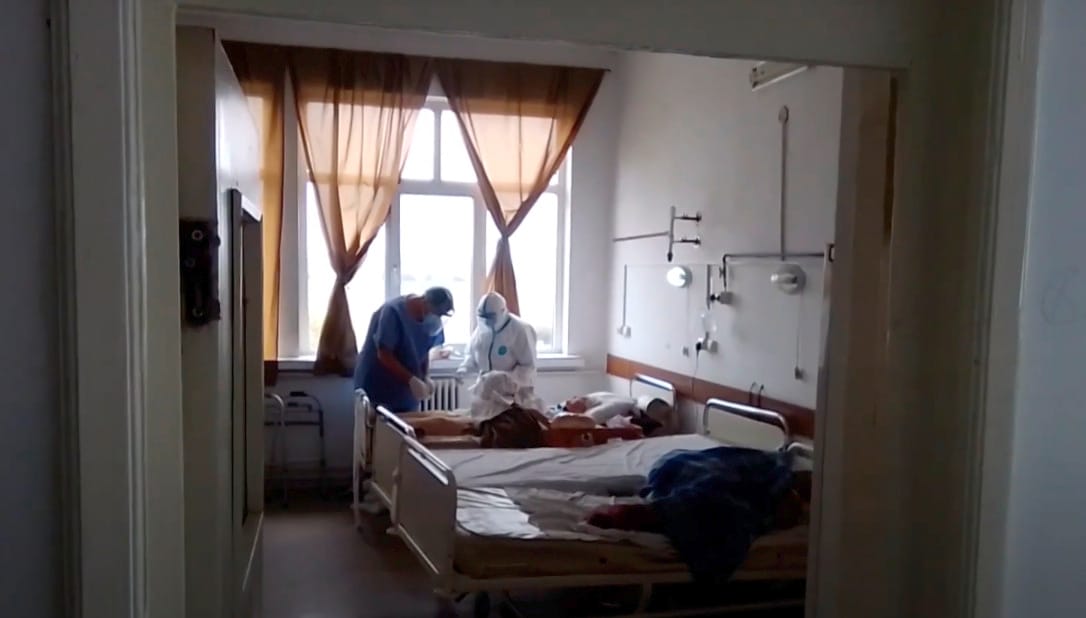 Koronavírus a szomszédban: Romániában rekordot döntött a napi halálozás, Szlovéniában vesztegzár jöhet