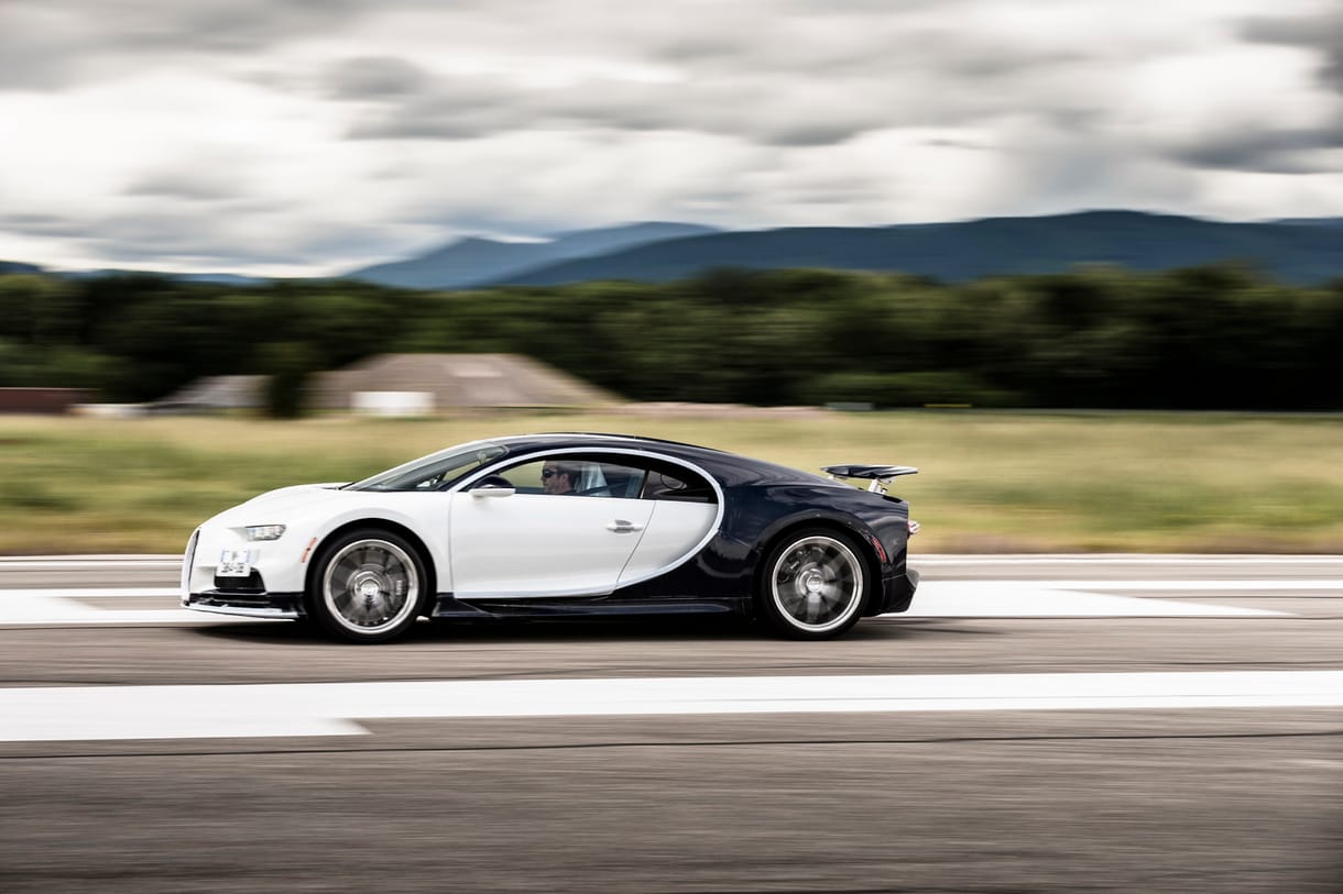 Hát igen, hamarabb van 250-en a Bugatti Chiron, mint egy Fabia 100-on - videó
