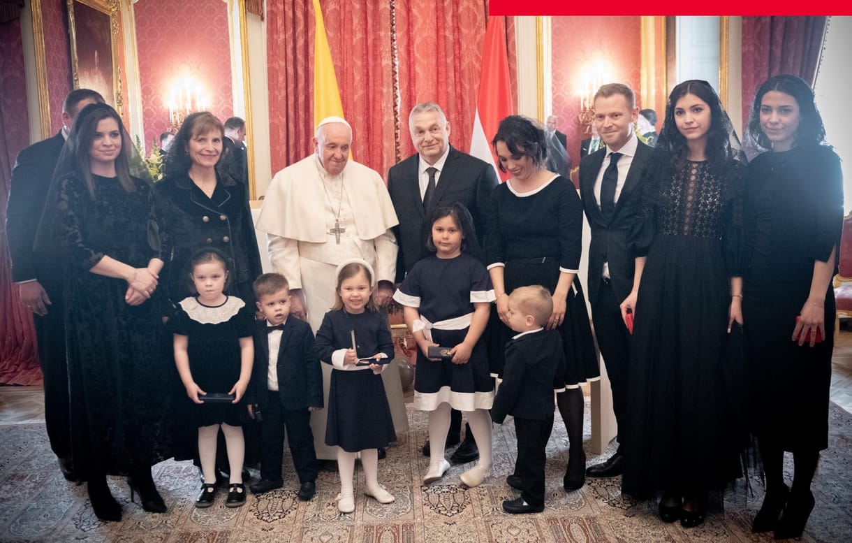 Orbán a szivárványcsaládok kampányszlogenjével posztolta ki a pápával közös képüket