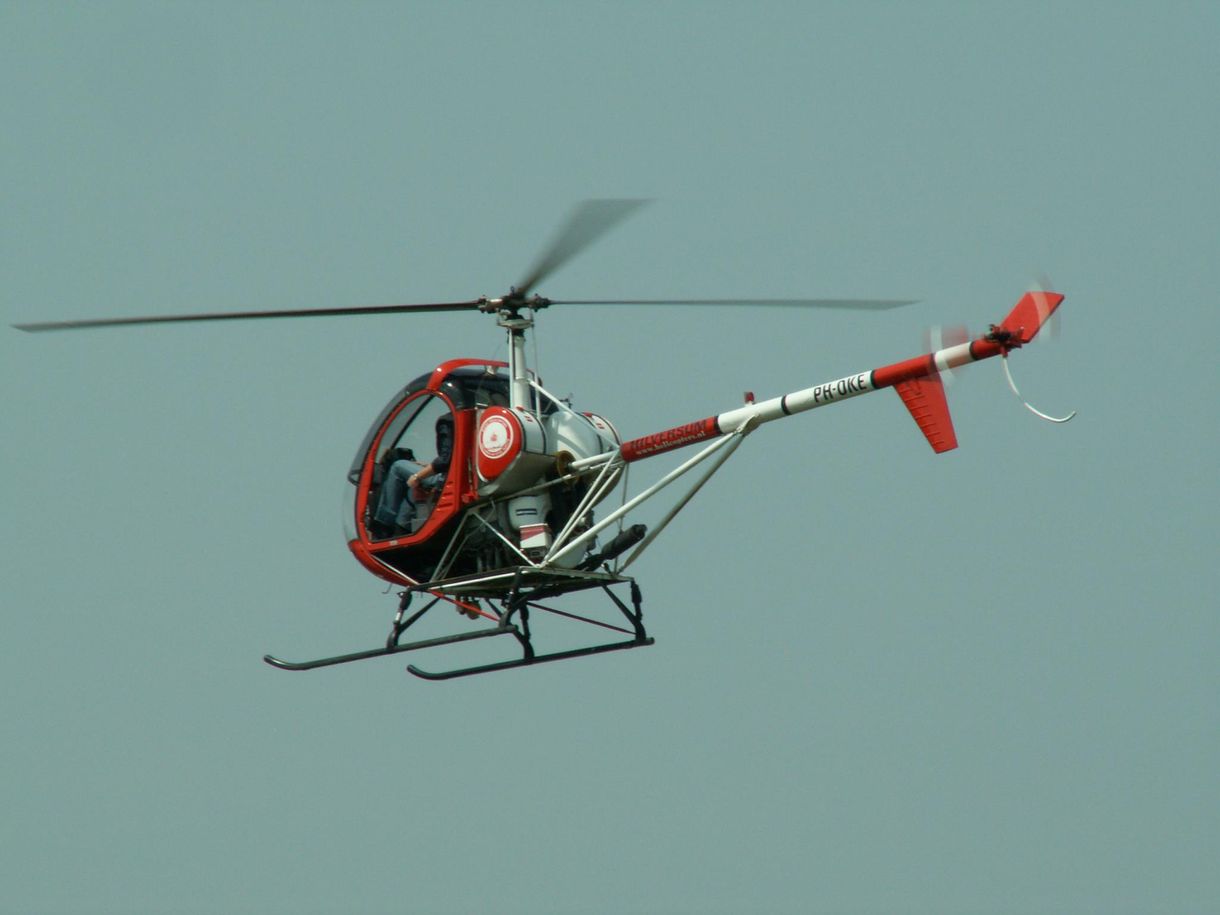 Lezuhant egy kétszemélyes helikopter az M1-es mellett