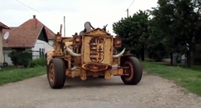 Fából faragott autóval jár egy tiszaörsi férfi – videó