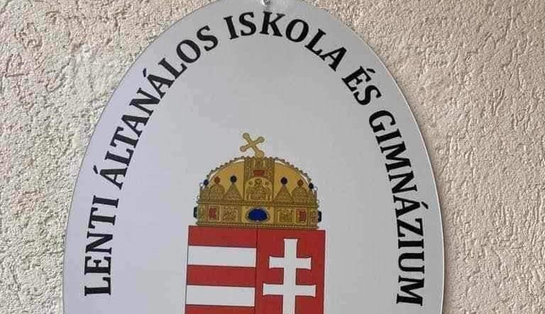 Kínos, durva hibákkal tették ki egy lenti iskola névtábláját