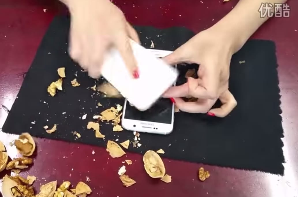 Otthon ki ne próbálja: így lehet diót törni Samsung Galaxy S6 telefonnal