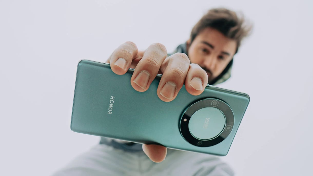 Egy töltéssel három napon át bírja, és három kamerával is fotóz: itt a Honor Magic5 Lite