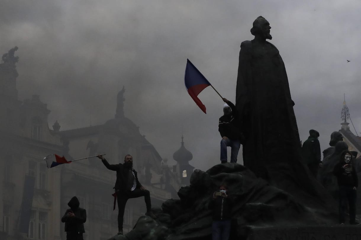 Rendőrökre támadtak a tüntetők Prágában