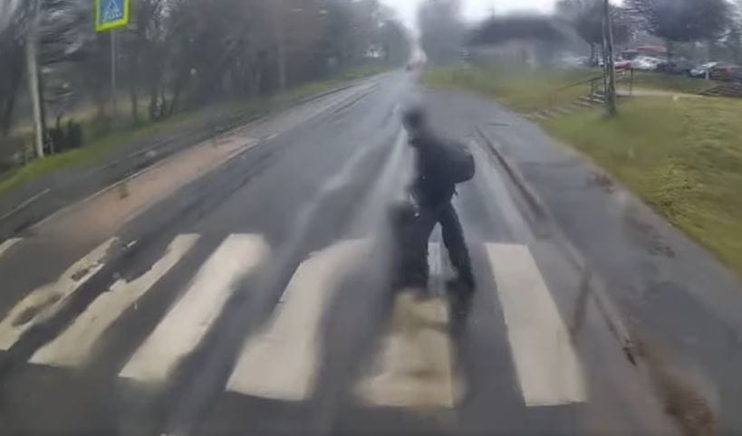Hiába állt a busz a zebránál, a mellette érkező autó fékezés nélkül elcsapta a fiatal lányt – videó