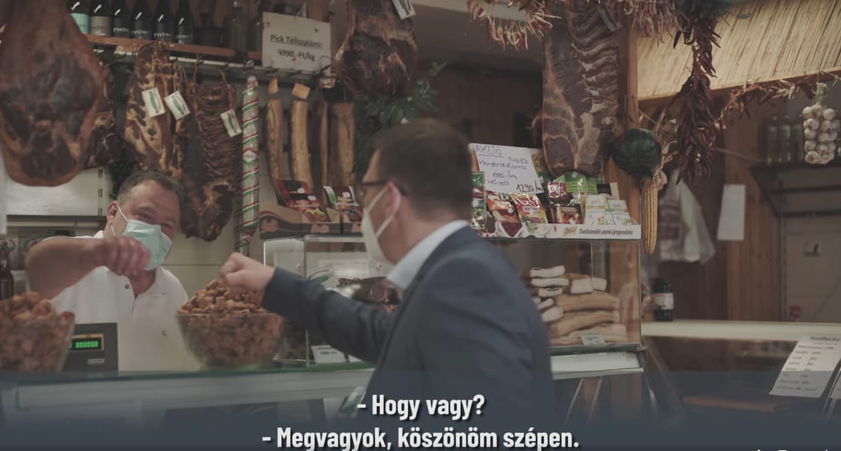 Pokornival és Józsi hentessel jelentkezett be képviselőjelöltnek Fürjes Balázs