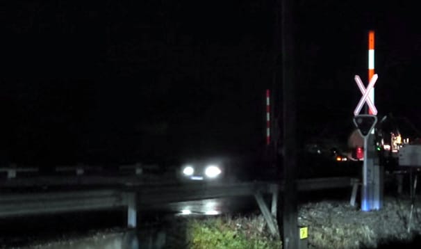Kijózanító videó: lassítás nélkül hajtanak át az autósok a vasúti átjárón, ha nem működik a sorompó