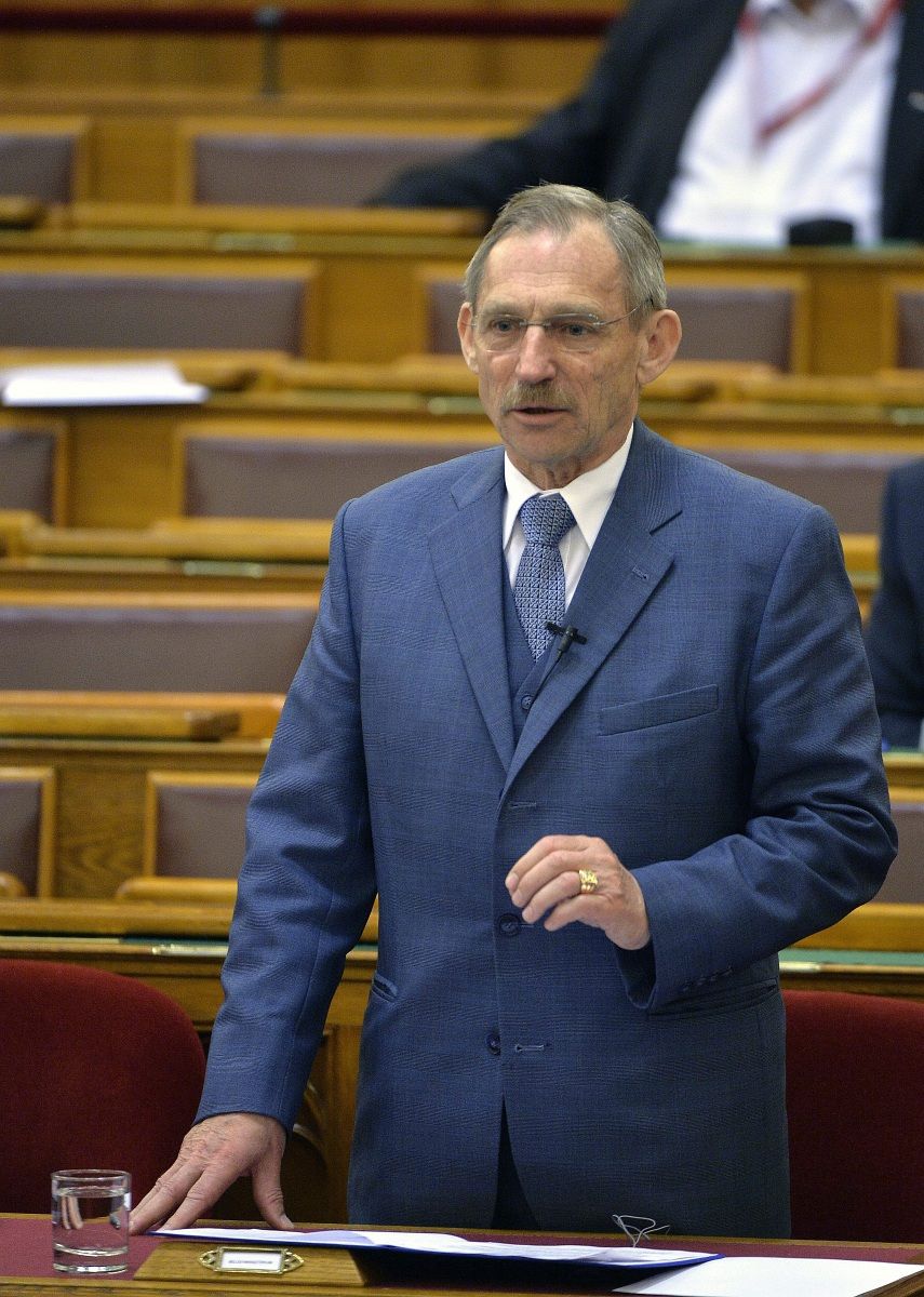 Pintér Sándor inkább elment nyaralni