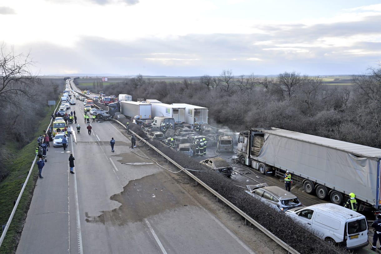 Cserélik az útburkolatot, 10 kilométeres a torlódás a szombati tömegbaleset helyszínén