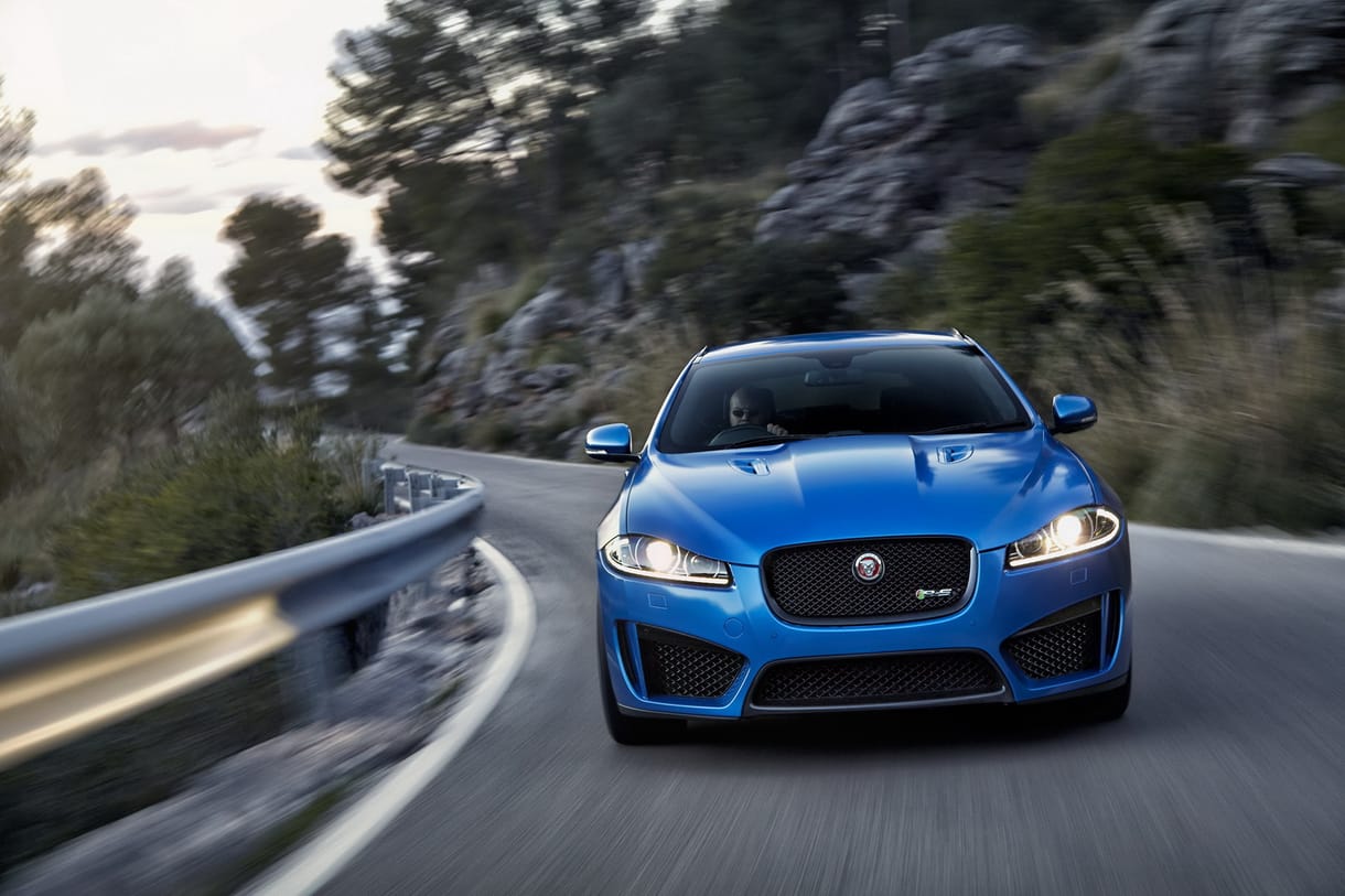 550 lóerős családi kombival vadítja az apukákat a Jaguar