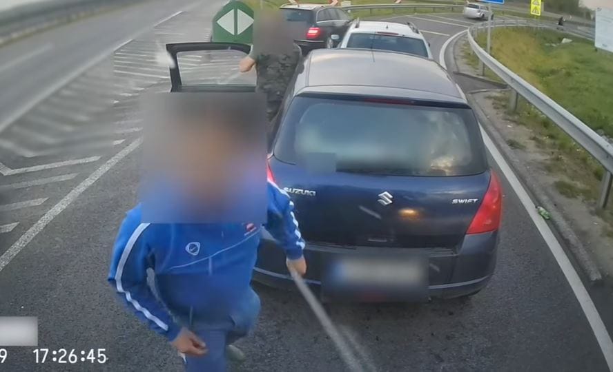 Ordibálás és köpködés lett egy kisebb közlekedési afférból – videó