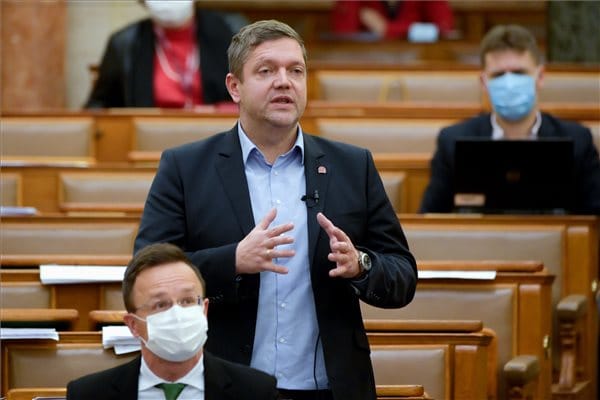Kiderülhet végre, hogy szállt be az állam a Vodafone-ba, a szerződést 20 millióba kerül magyarra fordítani