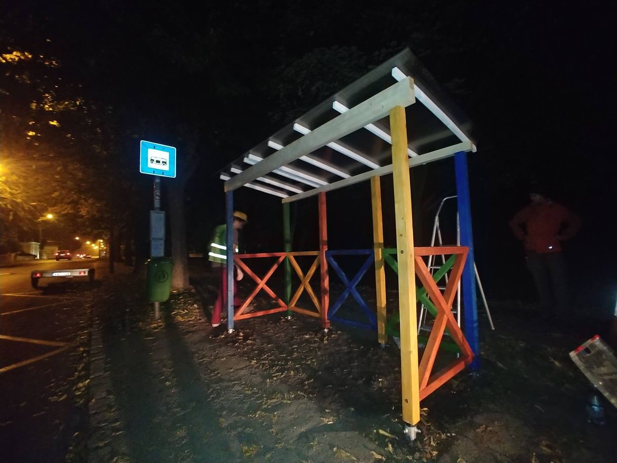 Le kell bontani a Kutyapártnak a színes buszmegállóját Szombathelyen