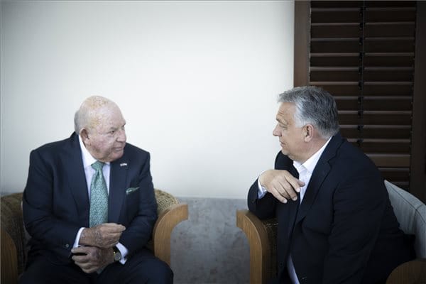 Orbán a korábbi amerikai nagykövettel találkozott a Karmelitában