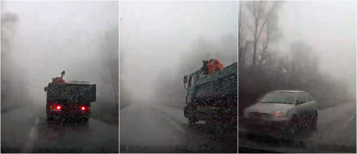 Az utolsó pillanatban látni csak a ködben, hogy ott egy lámpa nélkül érkező autó – videó