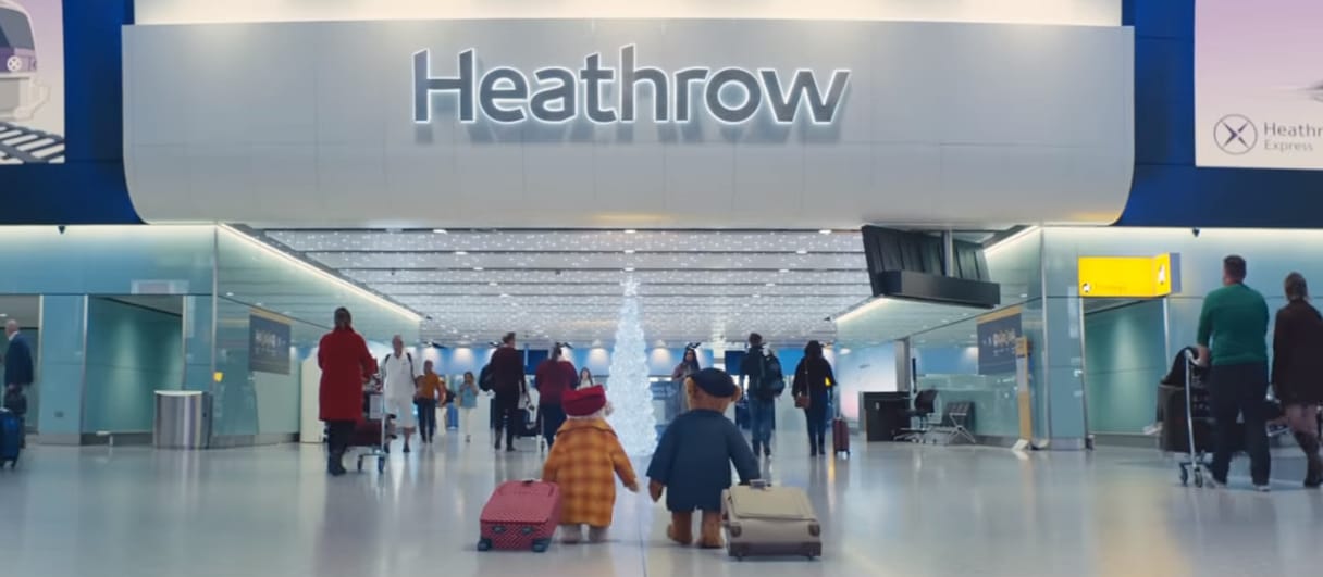 Idén is hazatérnek karácsonyozni a Heathrow reptér mackói – videó
