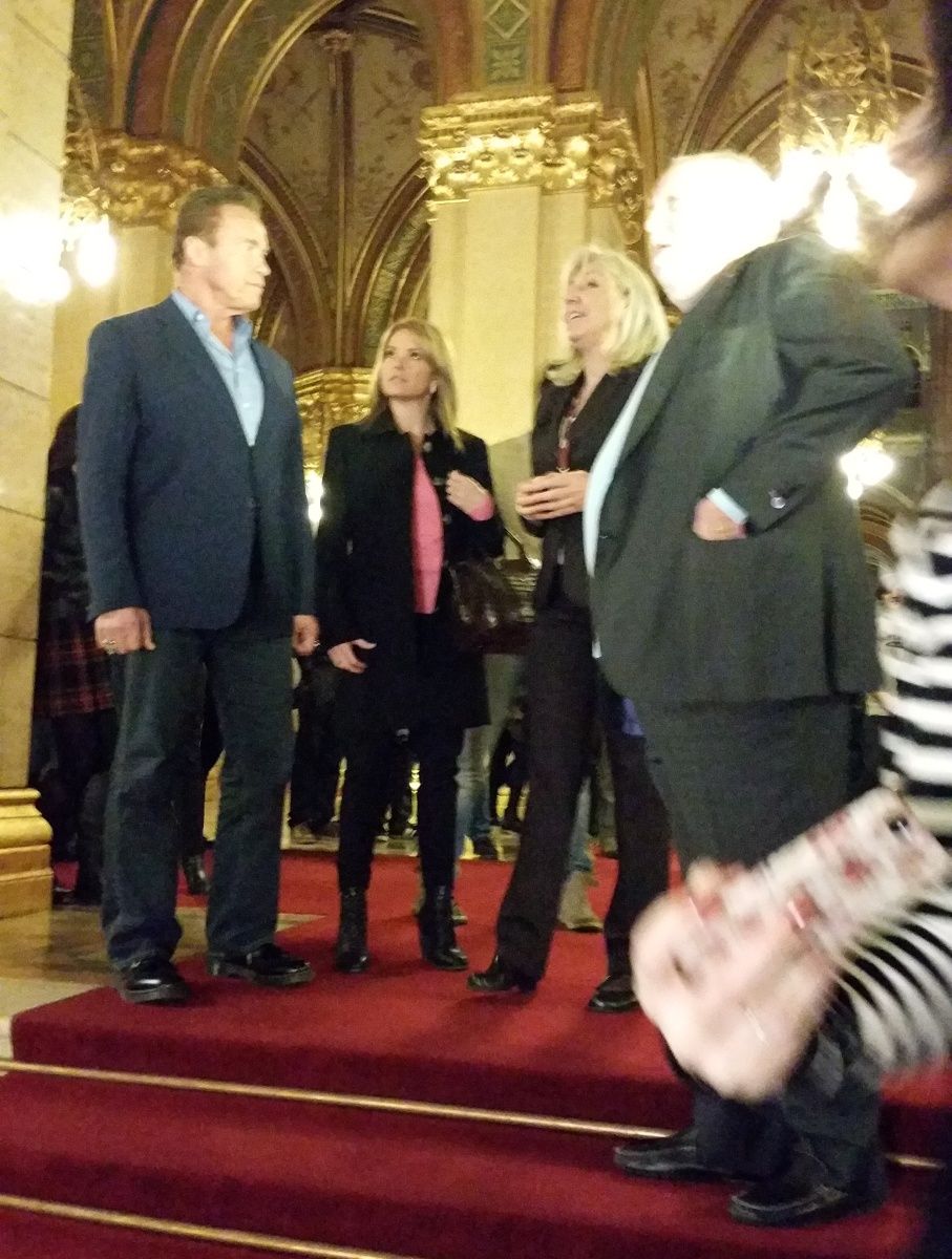 Fotó: Schwarzenegger a magyar parlamentben sétálgat