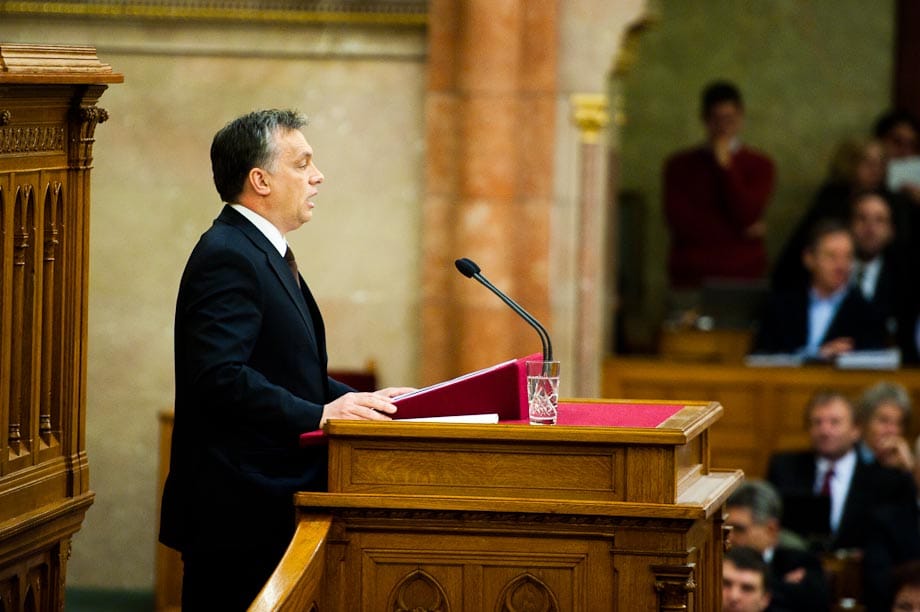 Orbán szerint nem menekülhetnek a bankok