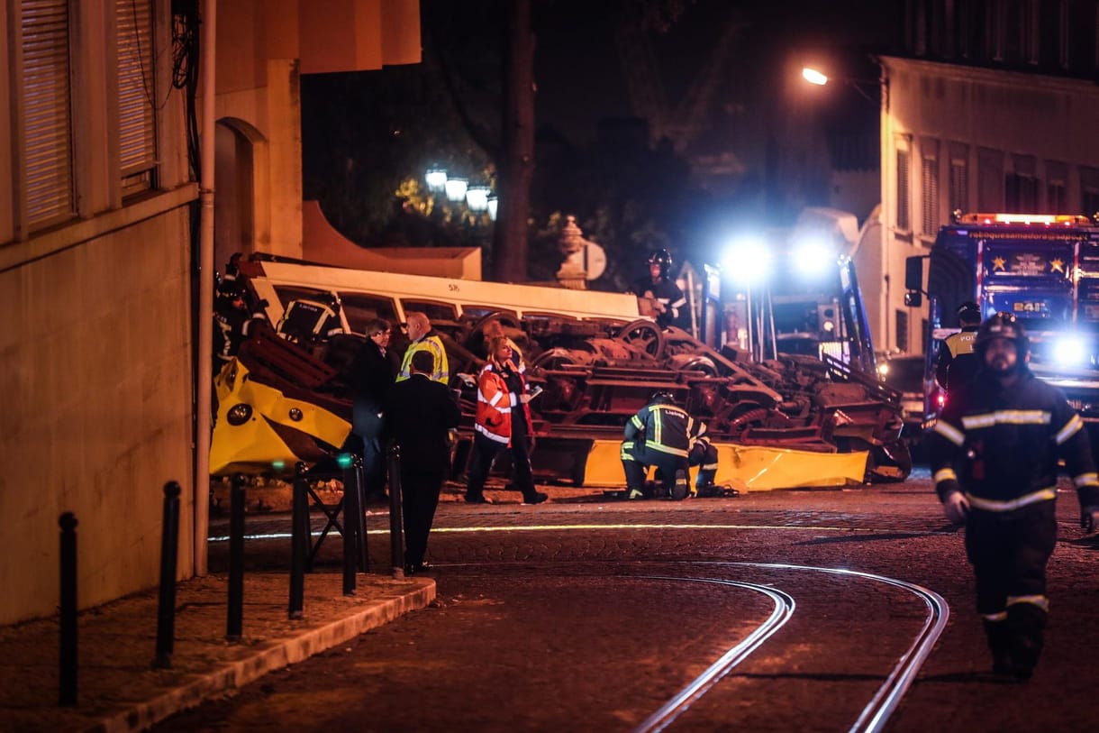 Kisiklott, egy épületnek csapódott majd felborult egy villamos Lisszabonban – fotó