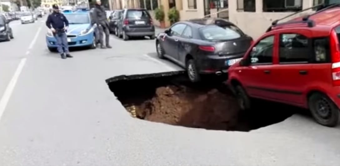 Videó: Tizenhárom másodperc arról, ahogy megnyílik a föld