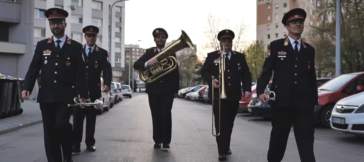 Rögtönzött koncerttel köszönték meg az egyenruhások a budapestieknek, hogy otthon maradtak – videó