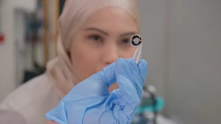 Nem sírok, csak töltök: 0,2 mm vastag akkut fejlesztettek kontaktlencsékbe, amely könnyel is tölthető