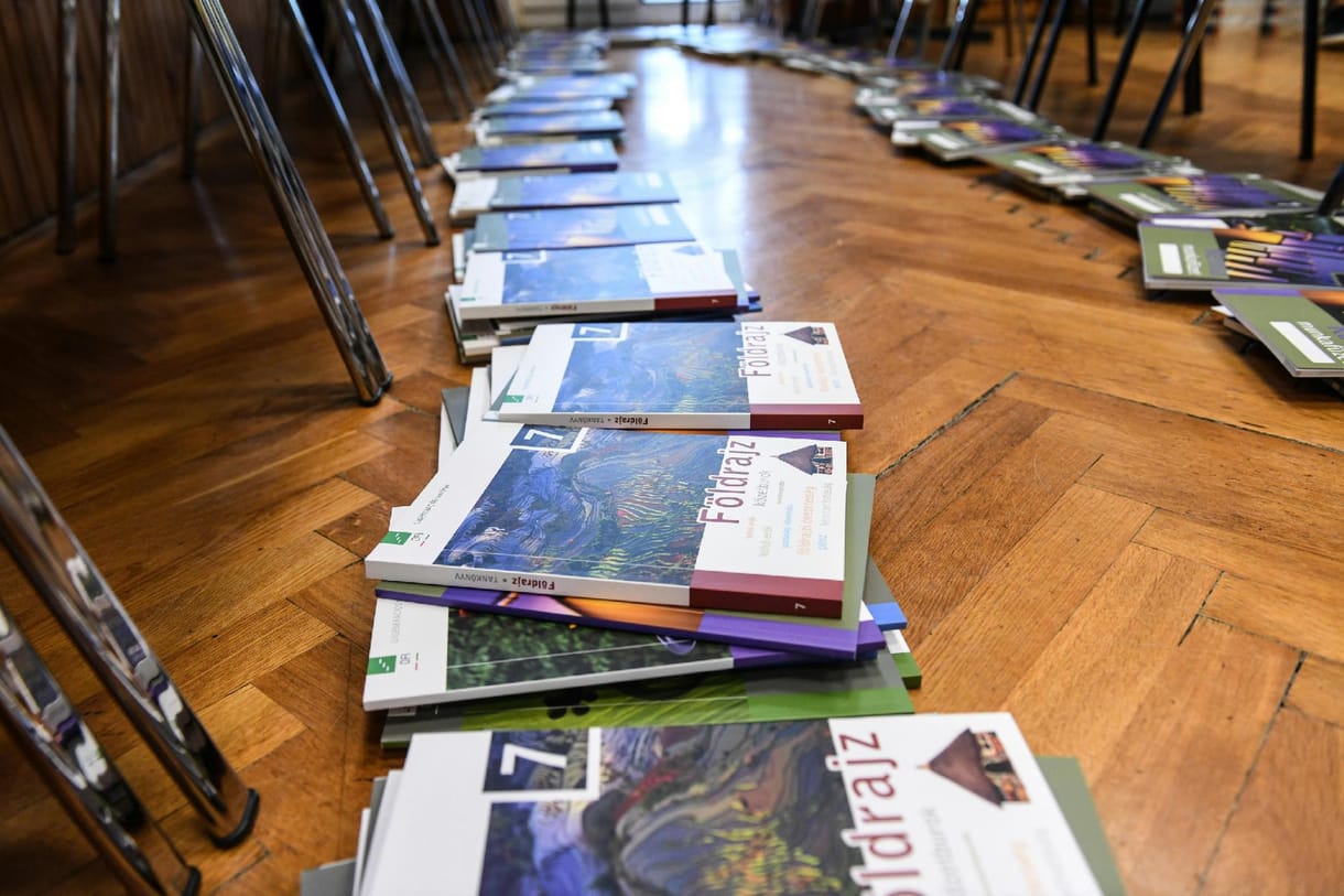 Hiába ígérte a kormányzat, nem írták át az ukránokat felháborító botrányt okozó földrajztankönyvet