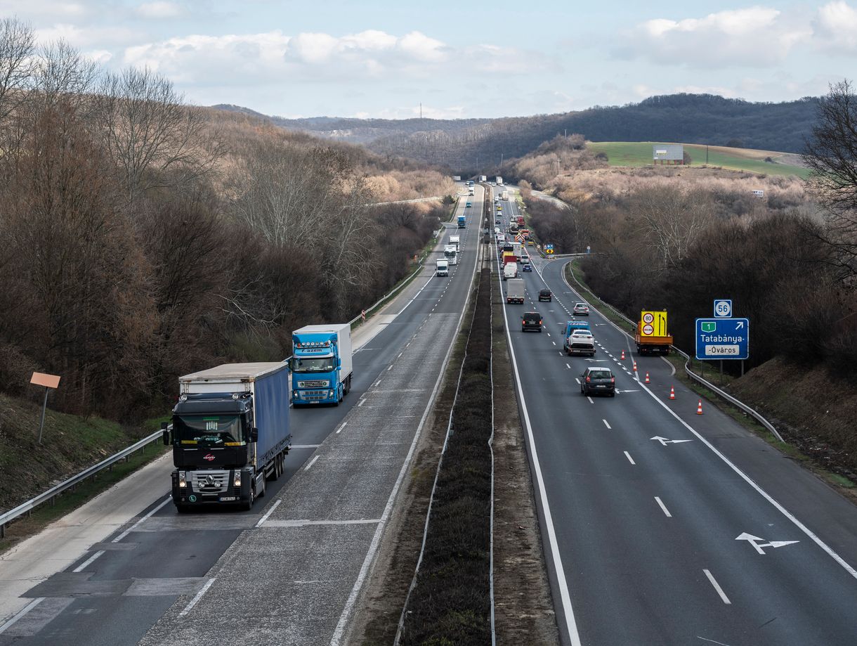 Baleset volt, 10 kilométeres a dugó az M1-esen