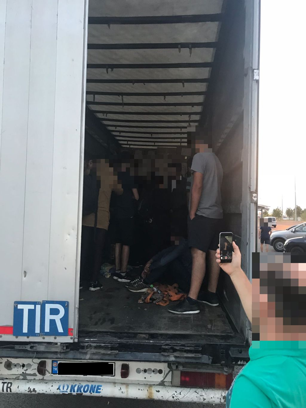 33 menekültet kapcsoltak le egy török kamionban a román határnál