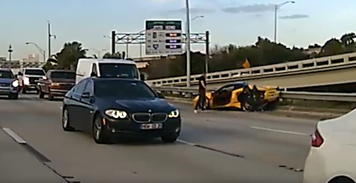 Ez az év is azzal kezdődött, hogy összetörtek egy Ferrarit – videó
