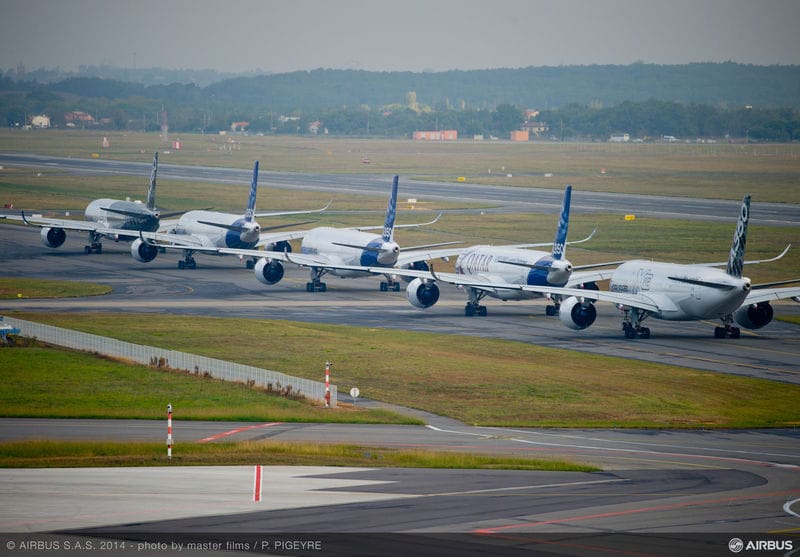 Gyönyörű fotók: így repül kötelékben 5 Airbus utasszállító