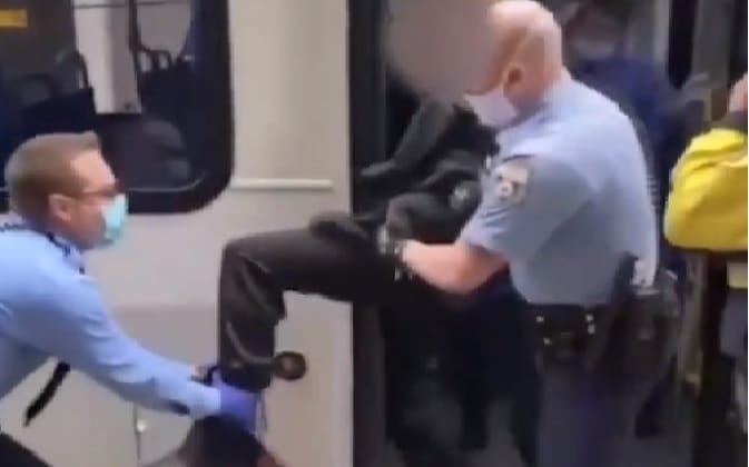 Szó szerint lerángatták a buszról a rendőrök a maszkot nem viselő férfit Philadelphiában - video
