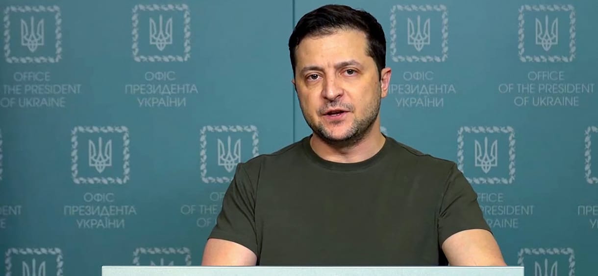 Élő adásban sírta el magát a német tolmács, miközben Zelenszkij beszédét fordította - videó