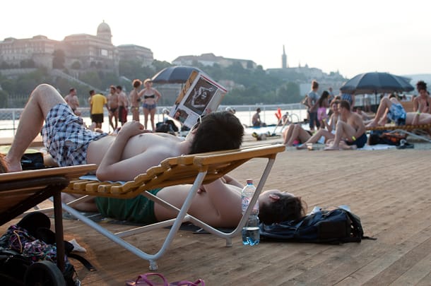 Miért olvasunk szexet a strandon?