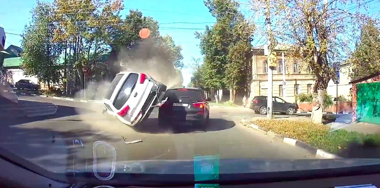 Na, ezért kell komolyan venni az elsőbbségadás kötelező táblát – videó