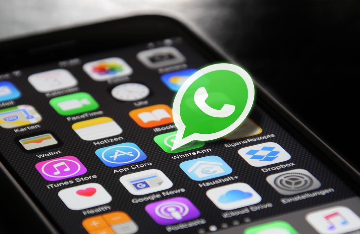Nem (csak) vakítás: hasznos, sötét újítás érkezhet a WhatsAppba