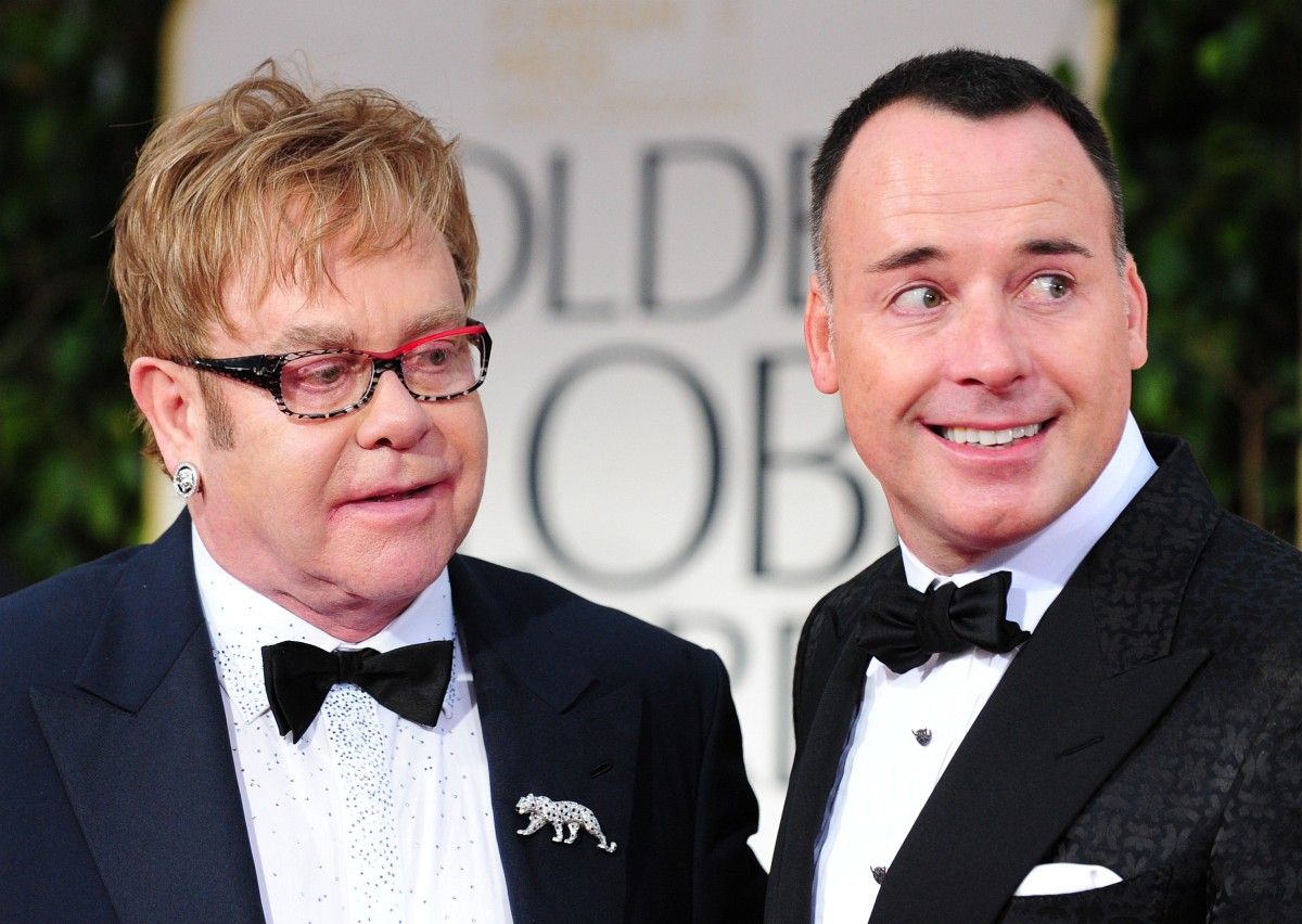 Elton John is összeházasodik barátjával